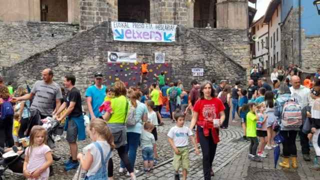 Una fiesta popular infantil en Euskadi con pancartas de apoyo a los presos de ETA. / Twitter @CovitePV