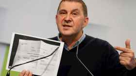 El coordinador general de EH Bildu, Arnaldo Otegi, muestra su certificado de vacunacin. / EFE