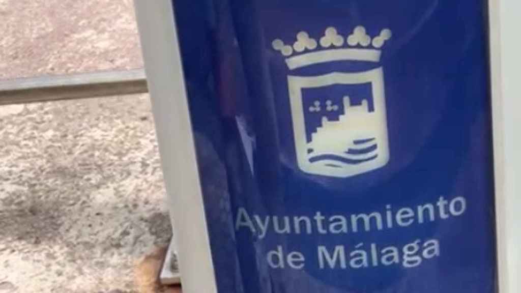 Poste de Dbus en el Paseo Nuevo de San Sebastin con el cartel del Ayuntamiento de Mlaga / BORJA COROMINAS