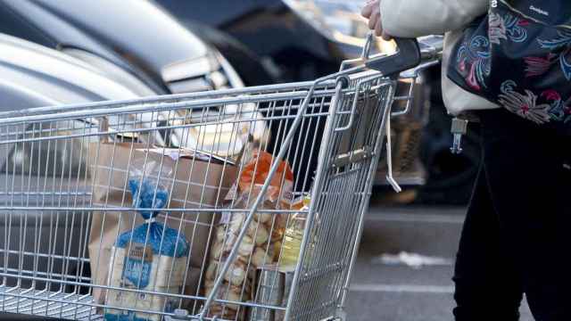 Mujer saliendo de supermercado./ EuropaPress