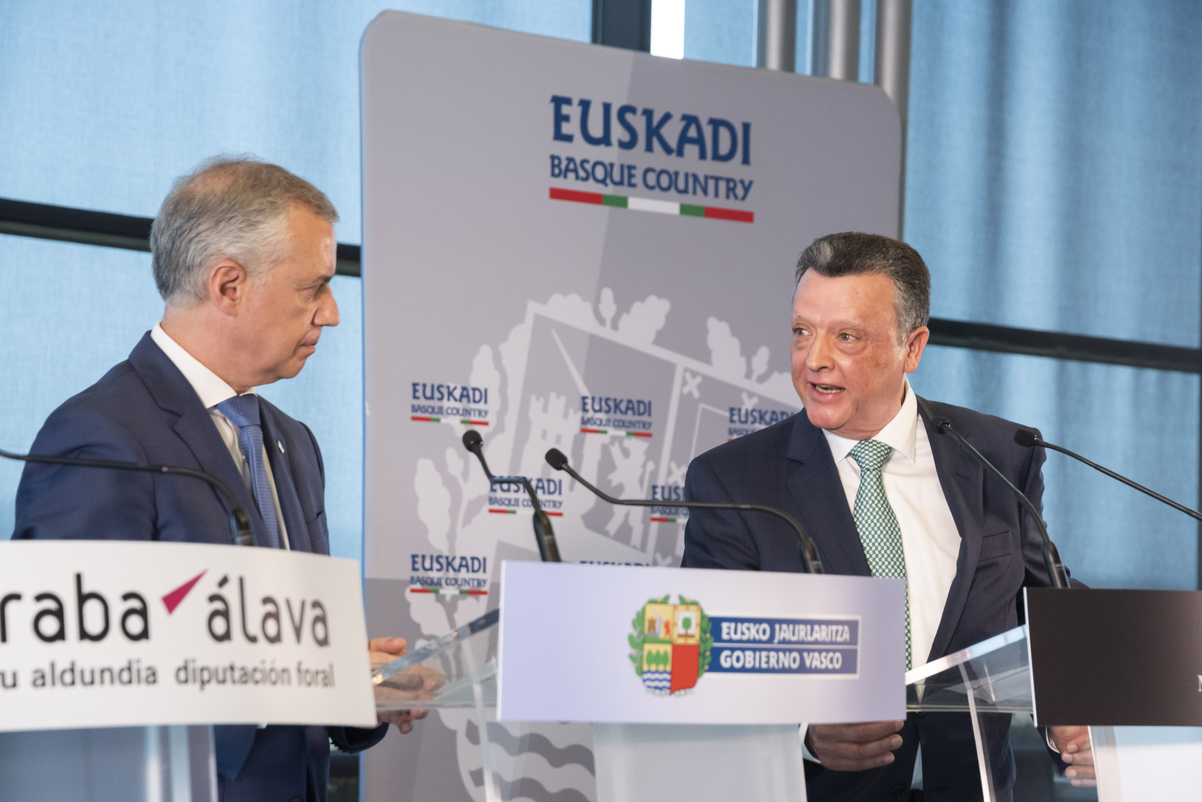 El director general de Mercedes Vitoria, Emilio Titos, se dirige al lehendakari Urkullu durante la presentación del nuevo memorádum suscrito con las instituciones vascas / Irekia