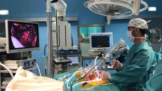 El doctor Alberto Marqus durante una intervencin: la ciruga endoscpica es idnea en lesiones de espalda / ALBERTOMARQUS.COM