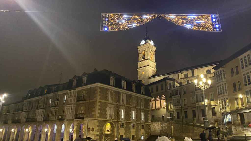 Entrada al Casco Viejo de Vitoria con escasa iluminacin navidea. / CV