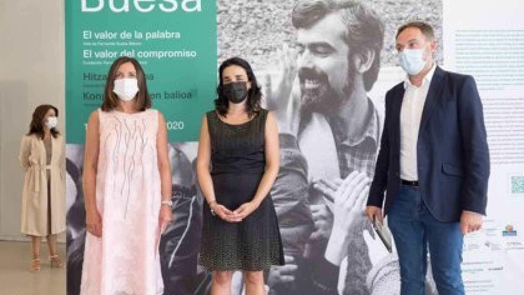 arta Buesa hija del poltico asesinado por ETA, junto a la consejera de igualdad, justicia y polticas sociales, Beatriz Artolazabalny el comisario de la muestra, Eduardo Mateo. / EP