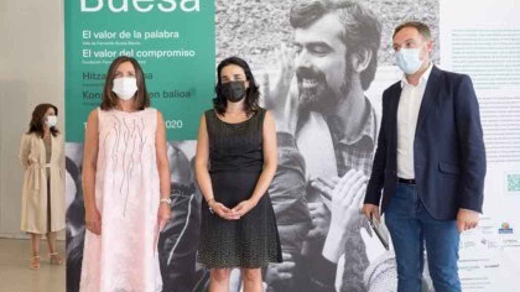 arta Buesa hija del poltico asesinado por ETA, junto a la consejera de igualdad, justicia y polticas sociales, Beatriz Artolazabalny el comisario de la muestra, Eduardo Mateo. / EP