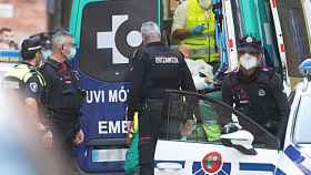 La Ertzaintza custodia en el interior de una ambulancia al hombre que se ha atrincherado en un bar de Barakaldo. / EP