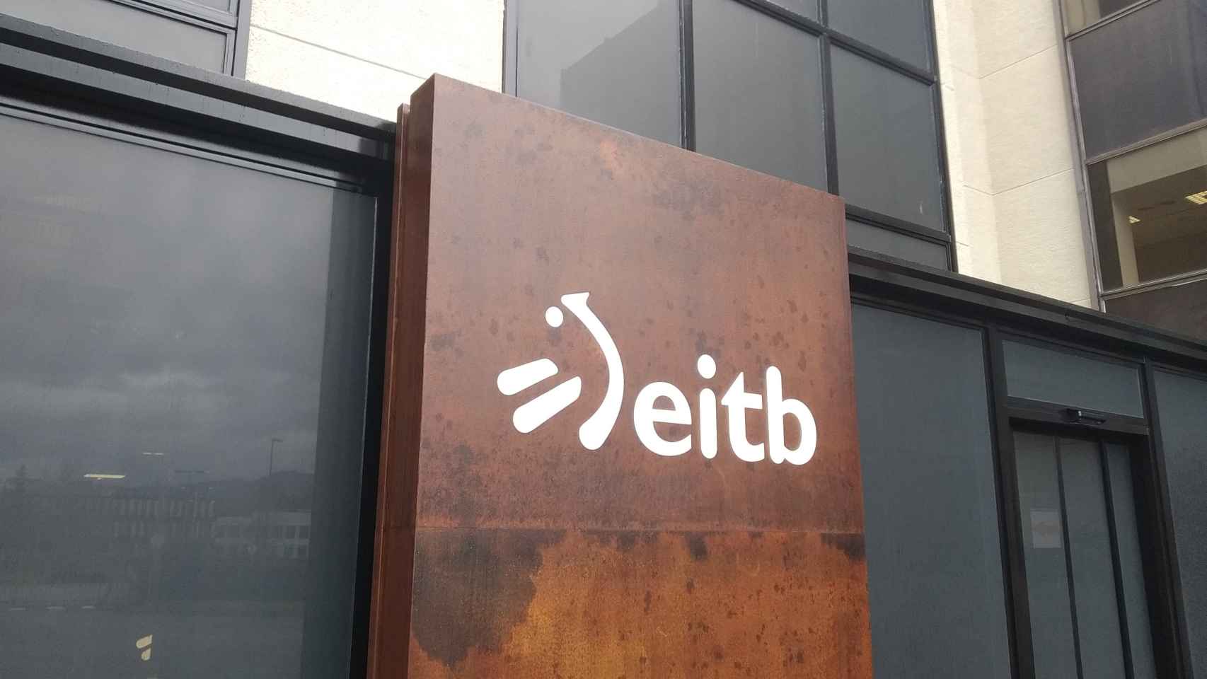 Logo de EITB a la entrada de su sede en San Sebastin / Wikimedia Commons