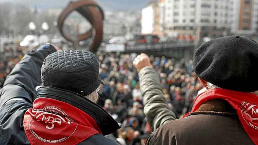 Pensionistas en una concentracin en Bilbao. EFE