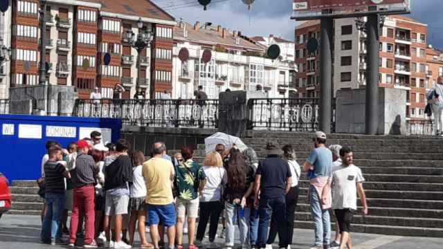 Un grupo de turistas de visita en Bilbao. / EP