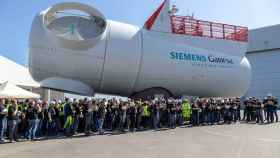 Empleados junto a un producto de Siemens Gamesa / CV