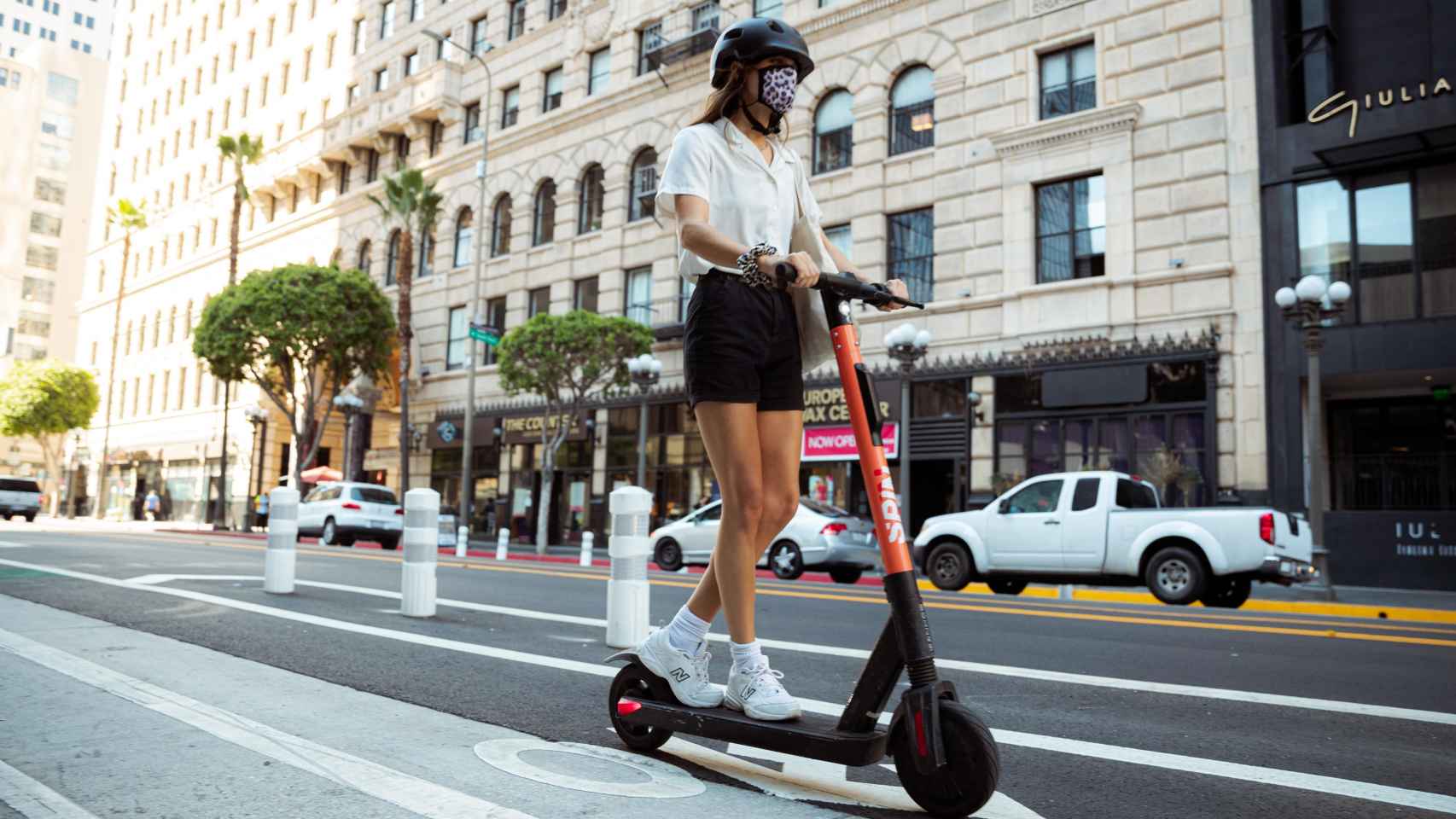 Una persona en un patinete elctrico de Spin. / EP