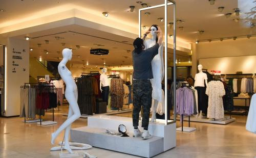 Un trabajador de Inditex cambia el escaparate de una tienda de Zara / EP