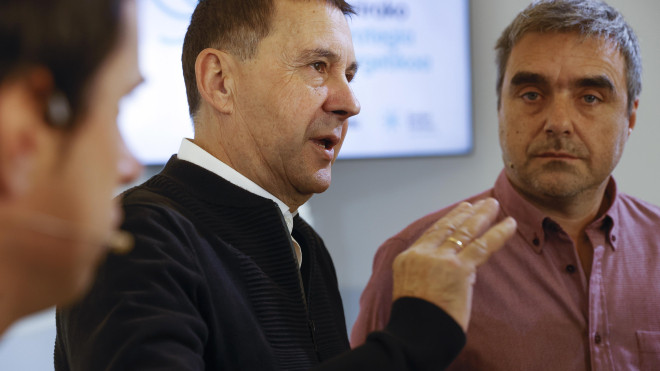 El coordinador de EH Bildu, Arnaldo Otegi, junto al parlamentario Mikel Otero / Miguel Toña (EFE)