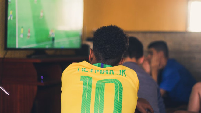 Aficionados de Brasil viendo un partido por televisión / UNSPLASH