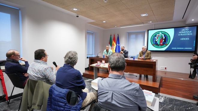 Gregorio Expósito, Juan José López, José María Celorrio, y José María Bartolomé intervienen en el homenaje que reciben por ser heridos en atentados de ETA. / EP