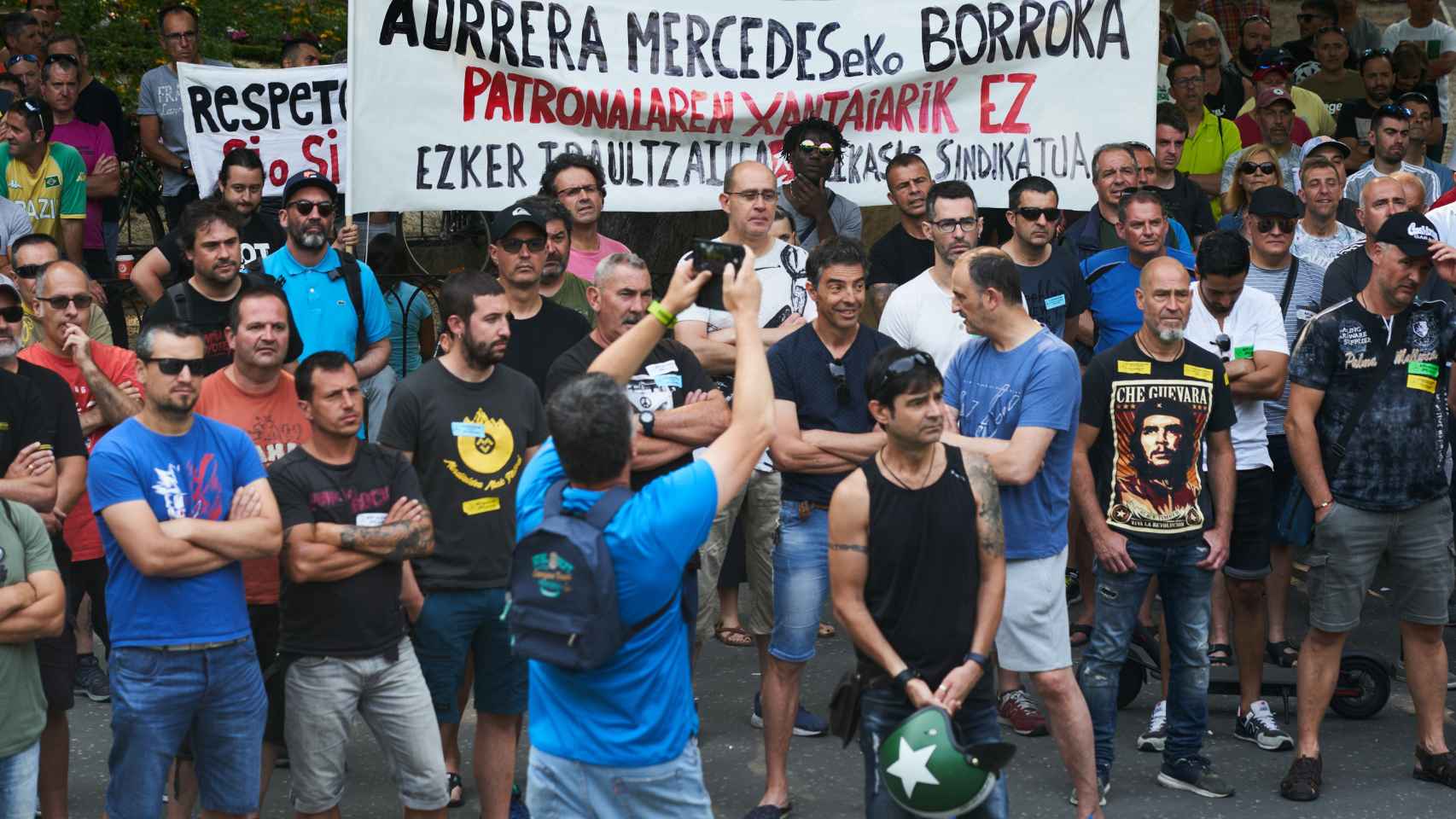 Trabajadores de Mercedes Vitoria durante la asamblea de este viernes / L. Rico (EFE)