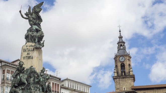 Monumento a la Batalla de la Victoria en la Plaza de la Virgen Blanca / Alberto Cabello EN PIXABAY