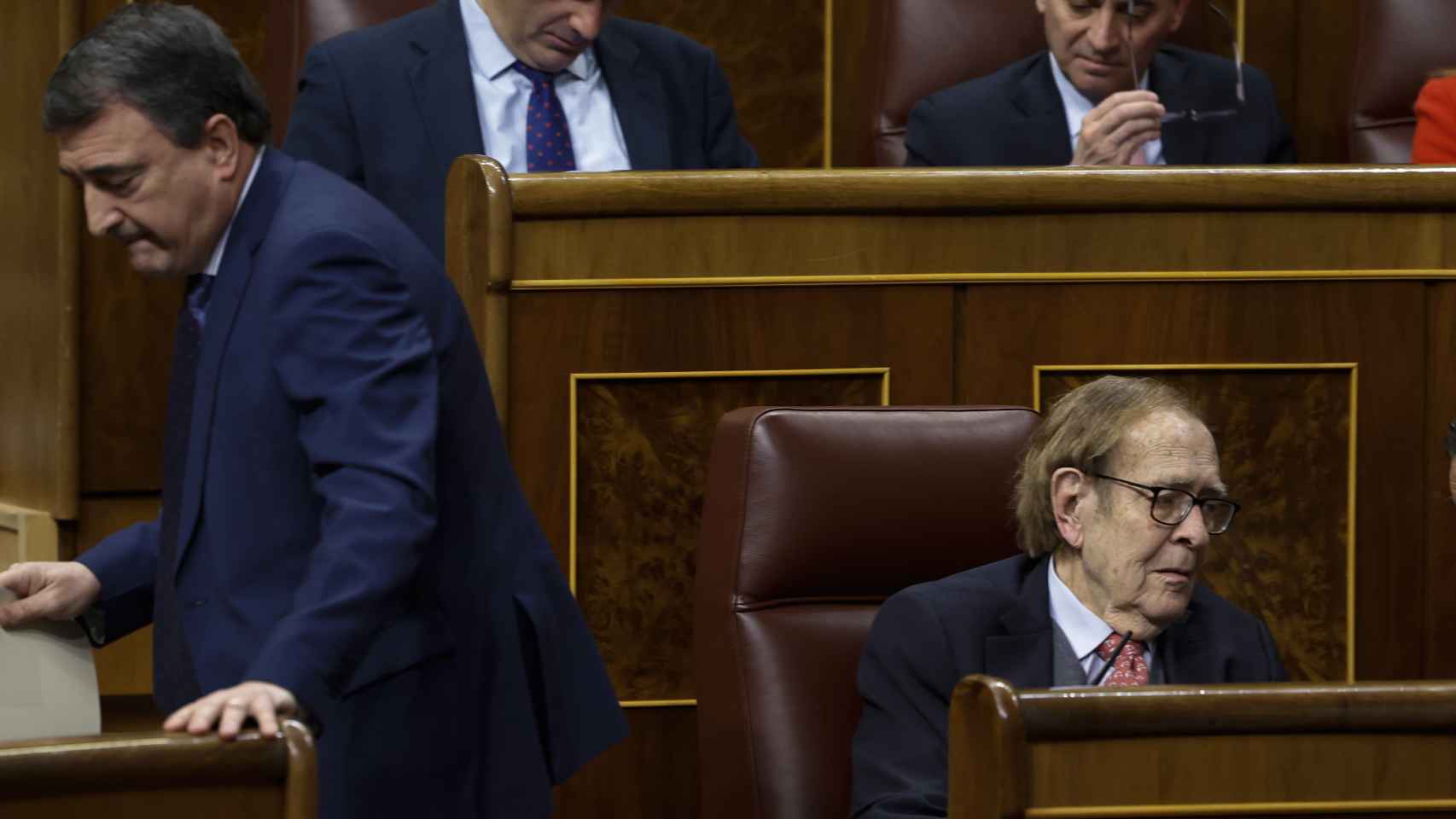 El diputado del PNV Aitor Esteban junto a Ramn Tamames en el Congreso de los Diputados / EFE