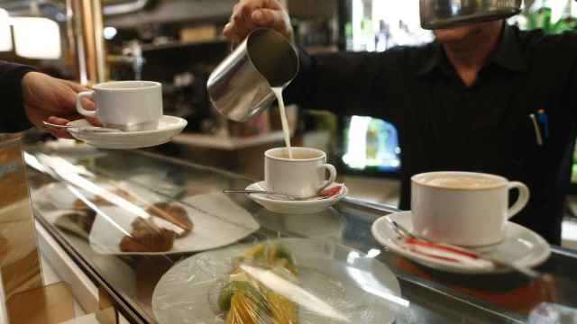 Un camarero prepara varios cafés en un establecimiento. /EP