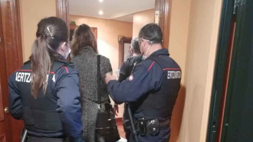 Agentes de la Ertzaintza en una operacin policial. / Ertzaintza