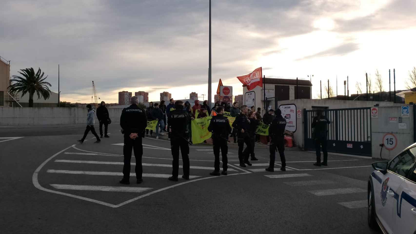 Ertzaintza y trabajadores de Amazon Trapagaran durante la huelga de este viernes. / EP