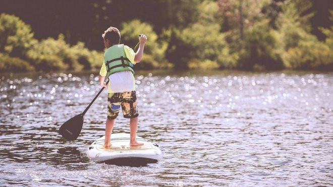 Niño practicando Paddle Surf / PIXABAY