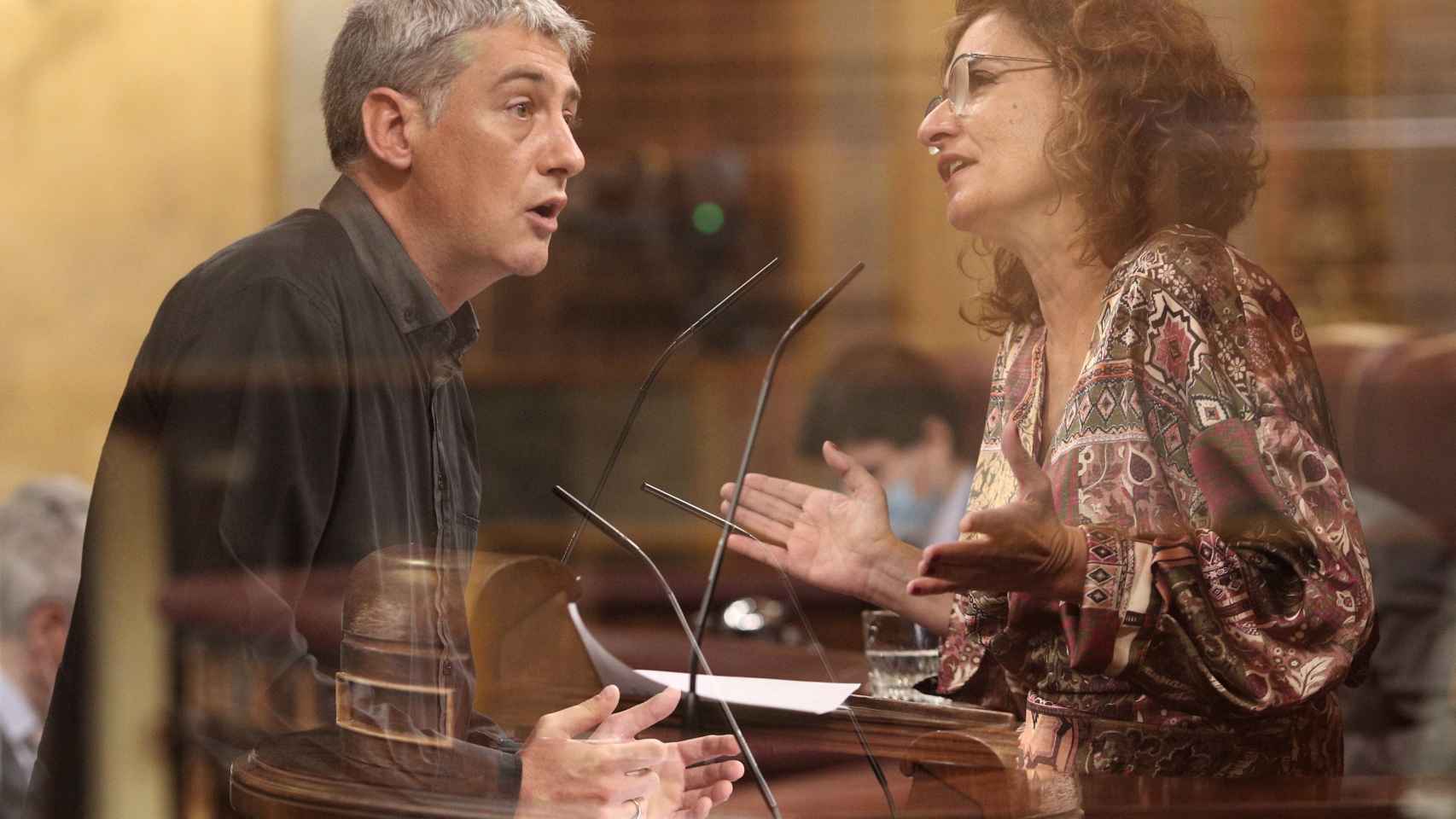 Montaje con el diputado de EH Bildu en el Congreso Oskar Matute, y la ministra portavoz de Hacienda, Mara Jess Montero. EUROPA PRESS