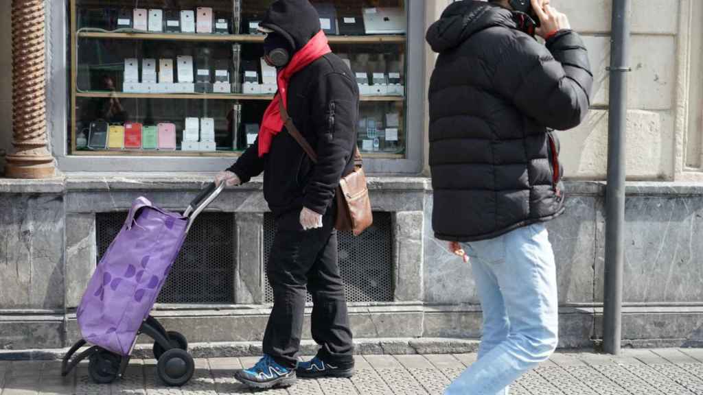 Gente paseando en Bilbao. / EP