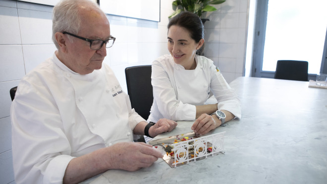 Juan Mari Arzak charla junto a su hija Elena / Sara Santos (EFE)