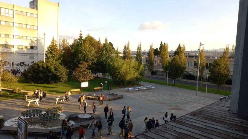 Alumnos saliendo de la Universidad del Pas Vasco tras el tiroteo. / Twitter