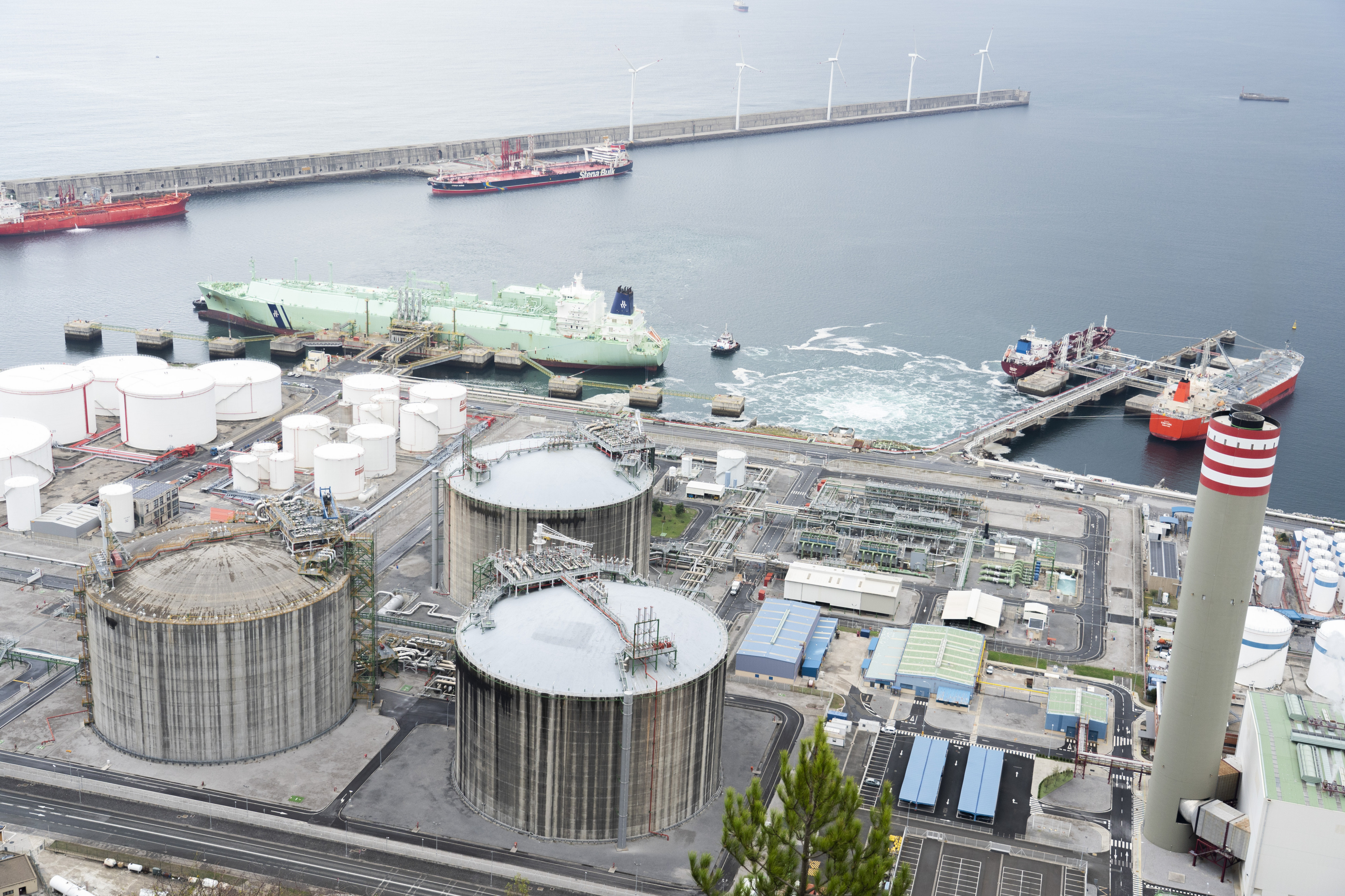 Vista de la regasificadora Bahía Bizkaia Gas (BBG) en el Puerto de Bilbao / EP