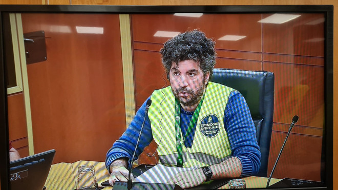 Un estibador temporal del Puerto de Bilbao en el Parlamento Vasco / CV