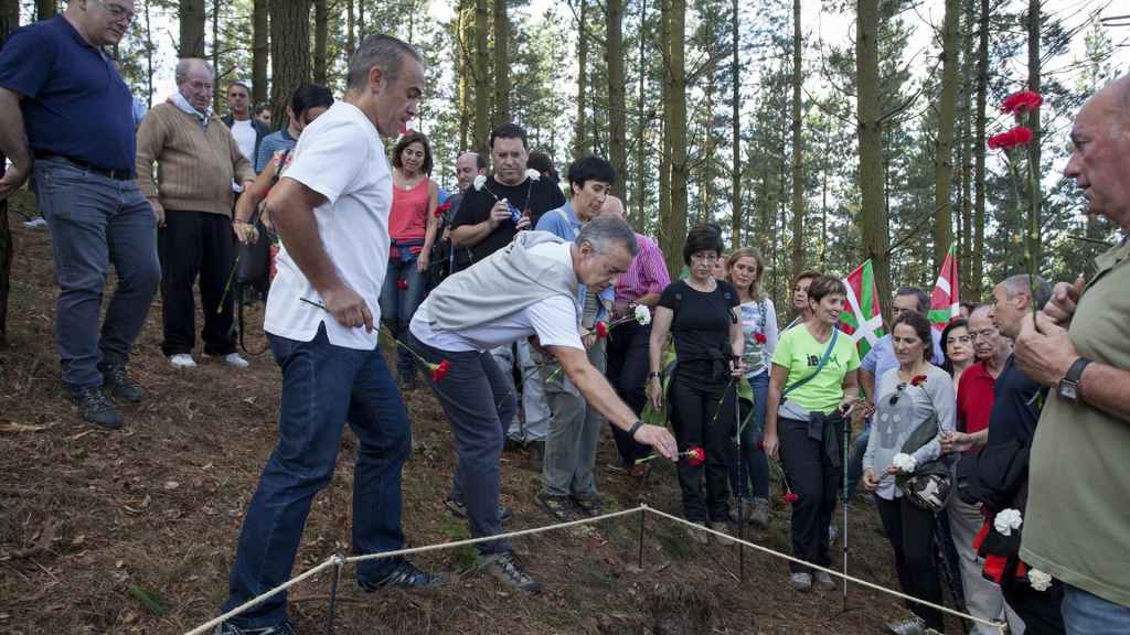 El Lehendakari, Iñigo Urkullu, en la exhumación de una fosa de víctimas del franquismo / EP