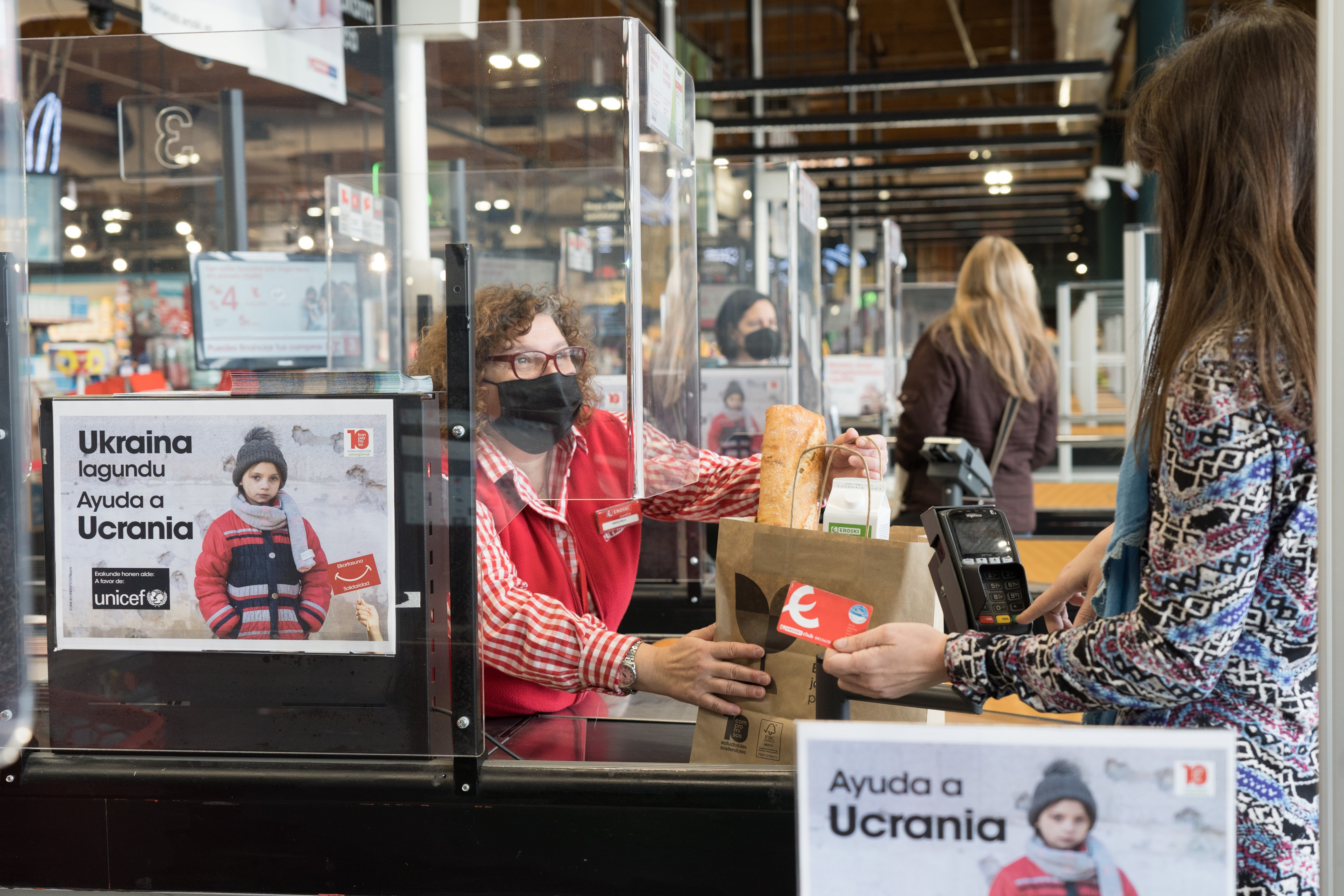 El programa de ayuda a Ucrania ha permitido aportar dos toneladas de alimentos y 850.000 euros a la población ucraniana / Eroski