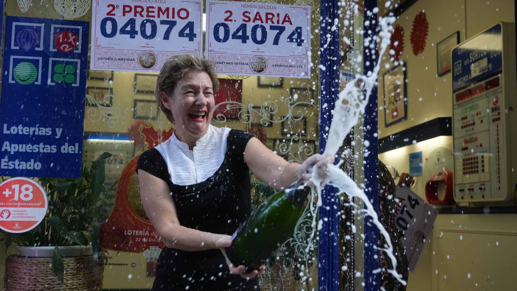 Una empleada de la administración en la calle Ledesma en una celebración de archivo / EP