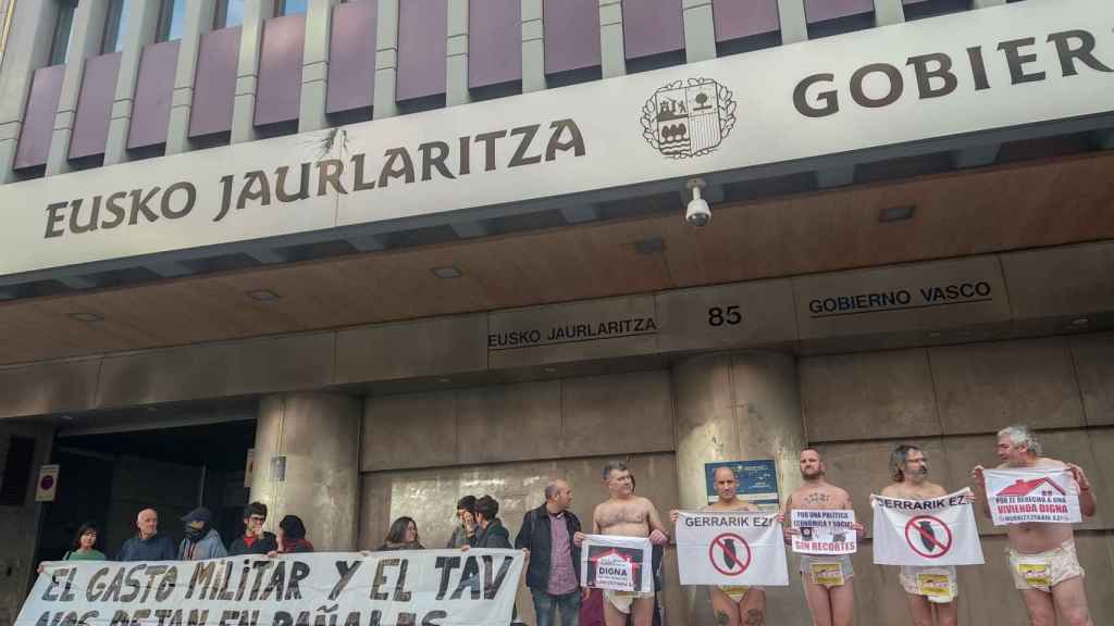 Manifestantes frente a la sede del Gobierno vasco. / EP