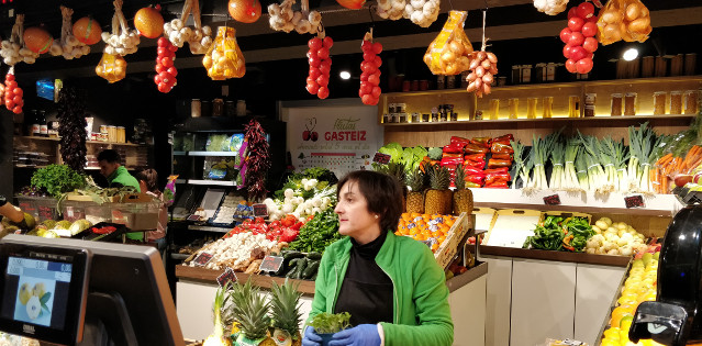 Uno de los comercios en el Mercado de Abastos de Vitoria, en Álava. / Euskadi.eus