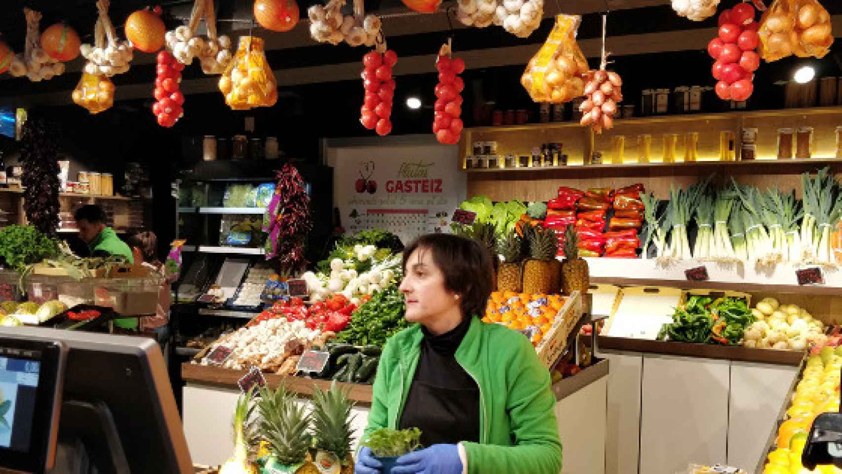 Uno de los comercios en el Mercado de Abastos de Vitoria, en lava. / Euskadi.eus