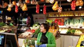 Uno de los comercios en el Mercado de Abastos de Vitoria, en lava. / Euskadi.eus