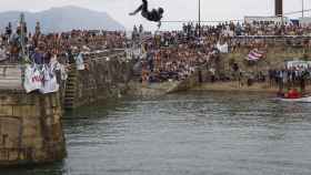 Un concursante cae al agua en la prueba de Alzadas celebrada este viernes en las fiestas del Puerto Viejo de Getxo / Miguel Toa (EFE)