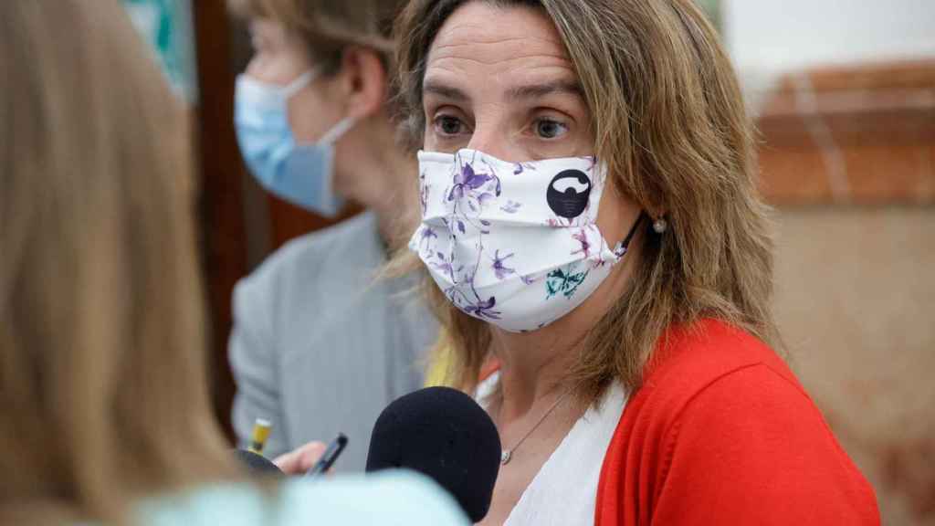 La vicepresidenta Teresa Ribera en los pasillos del Congreso./ EFE