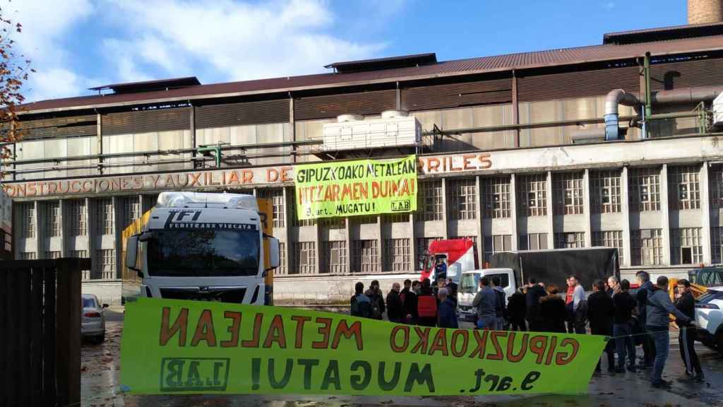 LAB reclama delante de CAF en Beasain un convenio digno para el metal de Gipuzkoa. / EP