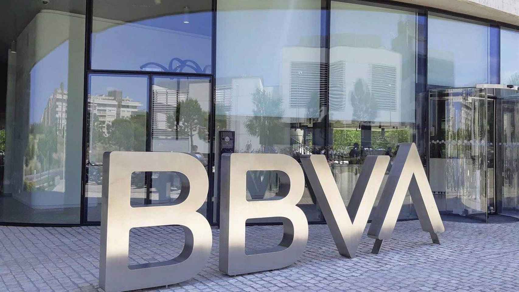 Una de las entradas de la sede de BBVA, en Madrid.