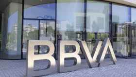 Una de las entradas de la sede de BBVA, en Madrid