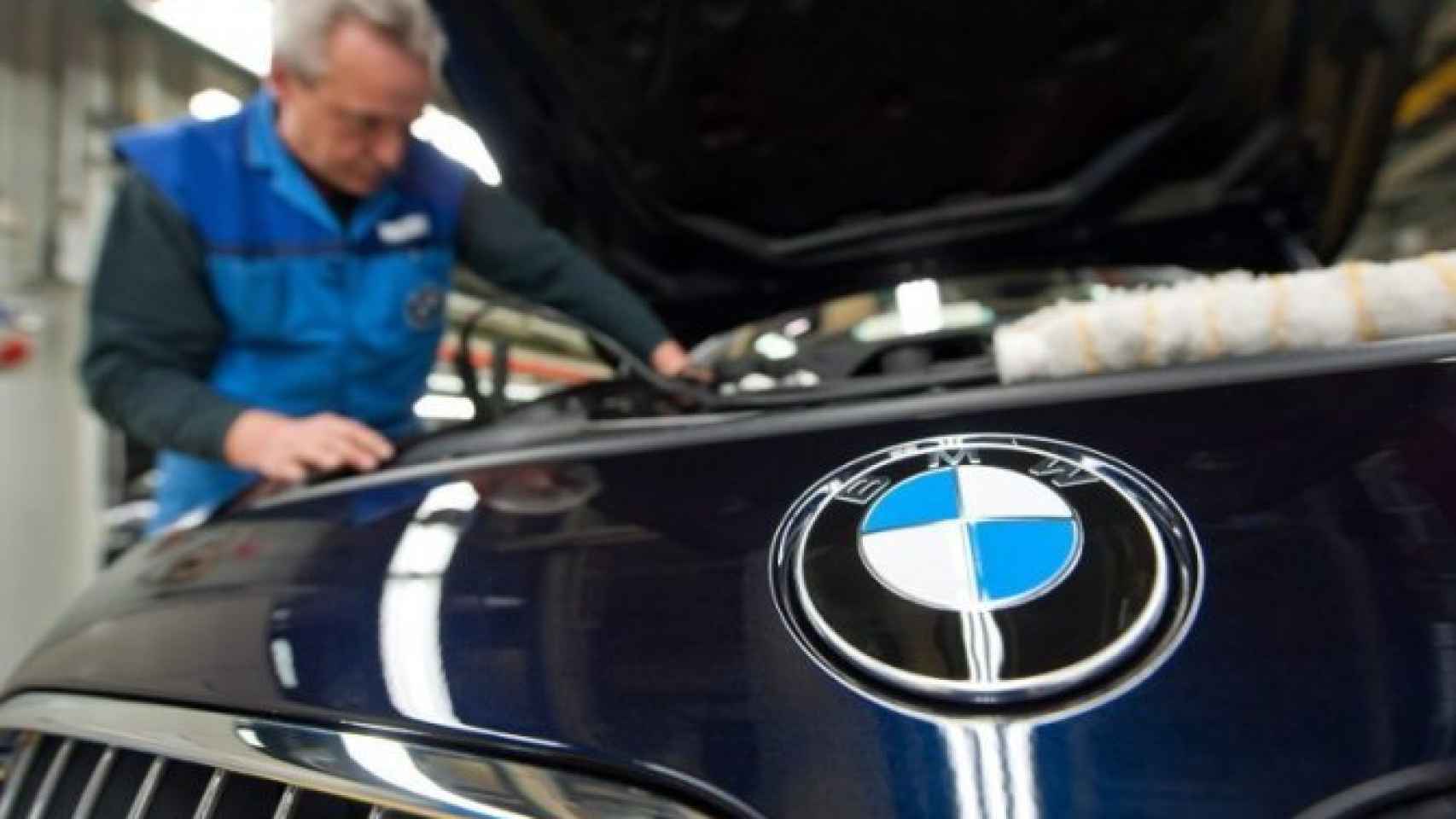 Un operario trabaja en un coche BMW. / Efe