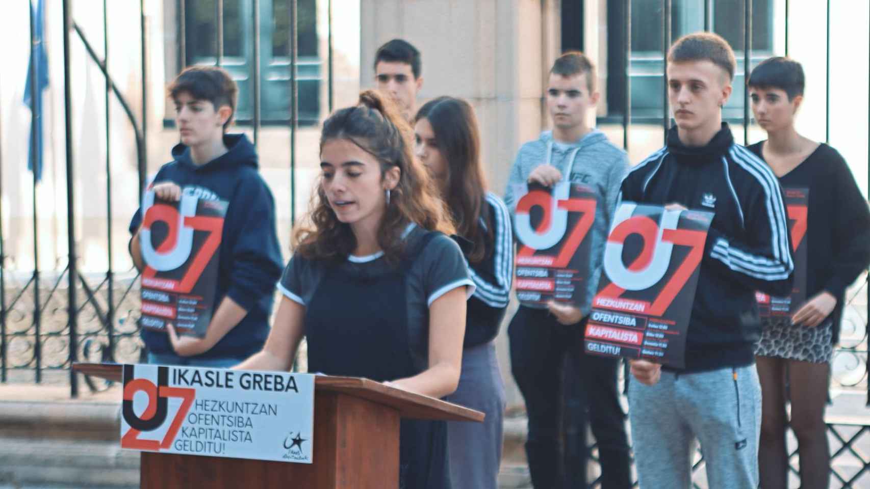 Miembros de Ikasle Abertzaleak en la convocatoria de huelga.