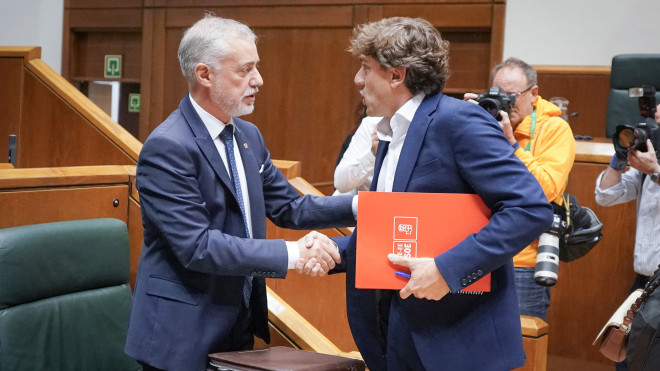 El Lehendakari, Iñigo Urkullu, saluda al secretario general del PSE-EE, Eneko Andueza, en el Parlamento vasco / Europa Press