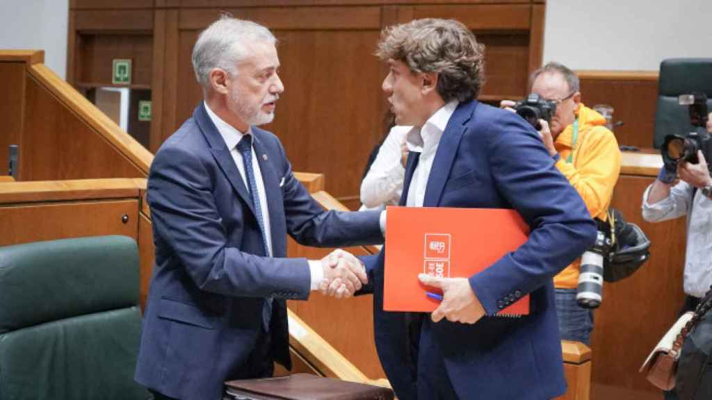 El Lehendakari, Iigo Urkullu, saluda al secretario general del PSE-EE, Eneko Andueza, en el Parlamento vasco / Europa Press