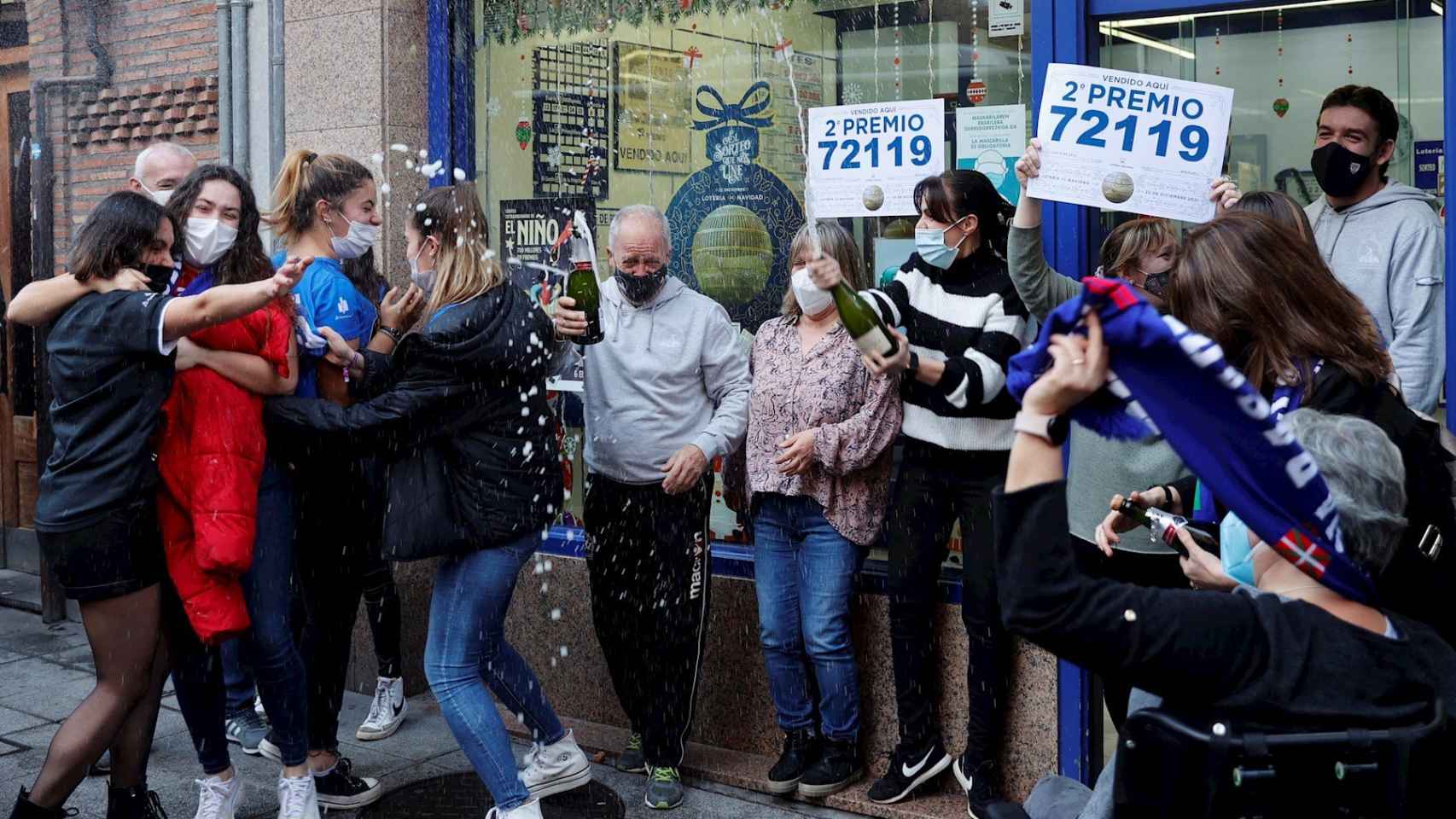 El segundo premio del Sorteo Extraordinario de la Lotera de Navidad, el 72.119, ha cado ntegro en Basauri. / EFE