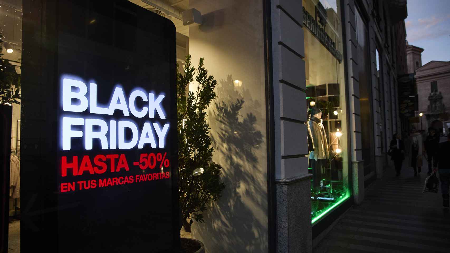 Un cartel anuncia los descuentos del 'Black Friday' en un comercio / EP